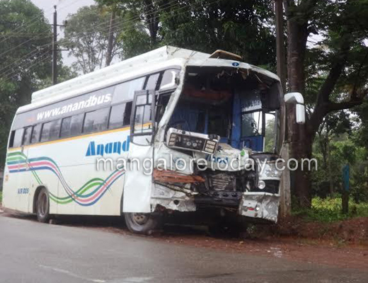 Driver dies, 4 injured in Mangaluru-Mumbai bus mishap at Yellapur 1